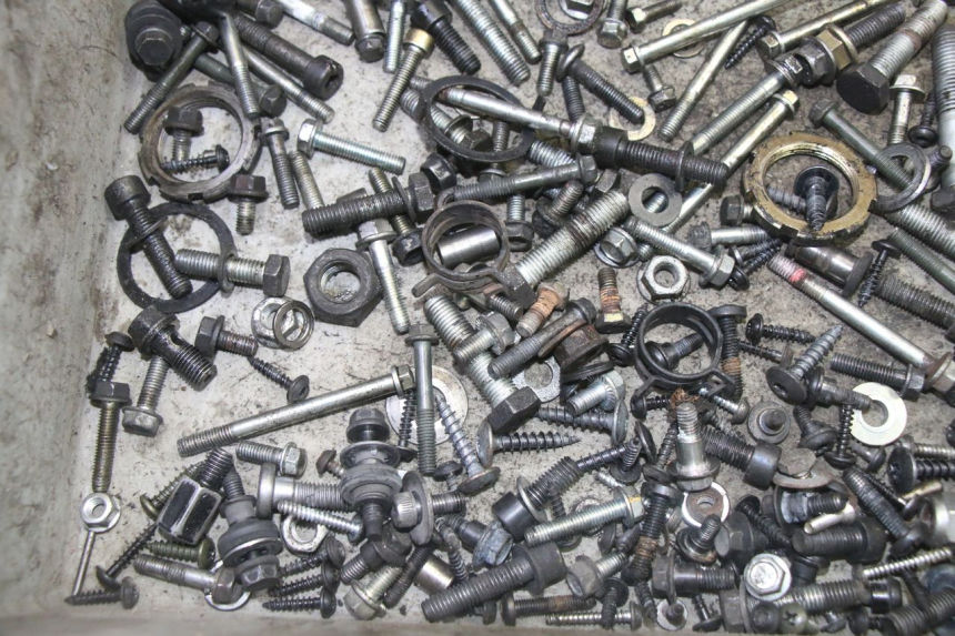 photo de SACO DE PARAFUSOS E FERRAGENS PEUGEOT SATELIS 125 (2013 - 2018) - Outro ângulo de visão