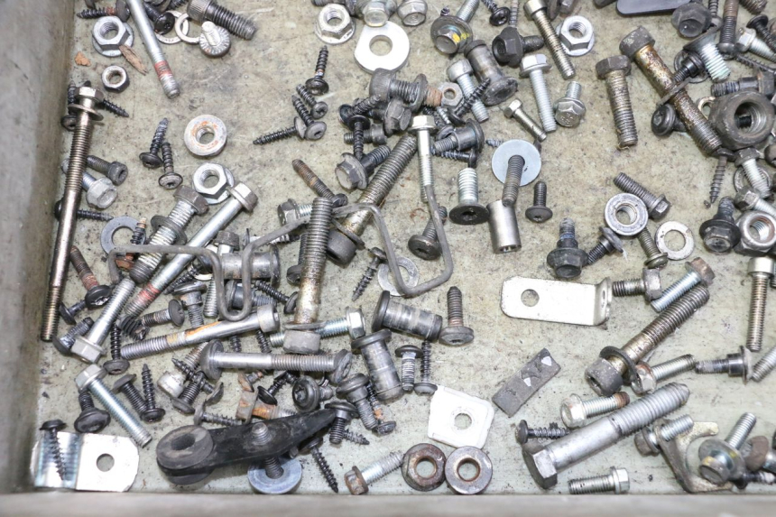 photo de SACO DE PARAFUSOS E FERRAGENS PEUGEOT SATELIS 125 (2010 - 2012) - Outro ângulo de visão