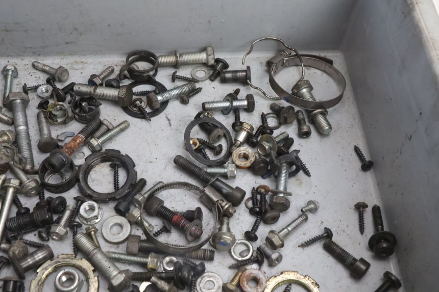 photo de SACO DE PARAFUSOS E FERRAGENS PEUGEOT SATELIS 125 (2013 - 2018) - Outro ângulo de visão