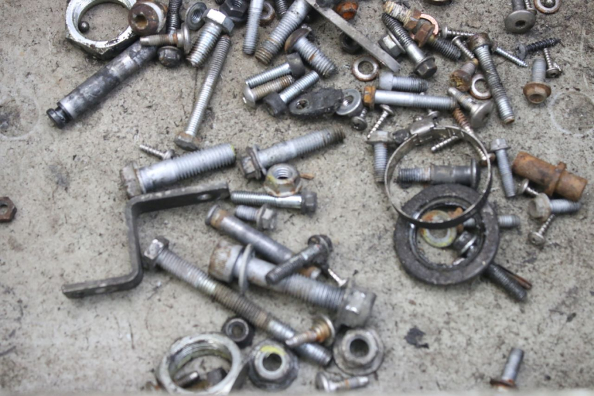 photo de SACO DE PARAFUSOS E FERRAGENS APRILIA SCARABEO 100 (2003 - 2012) - Detalhe da peça