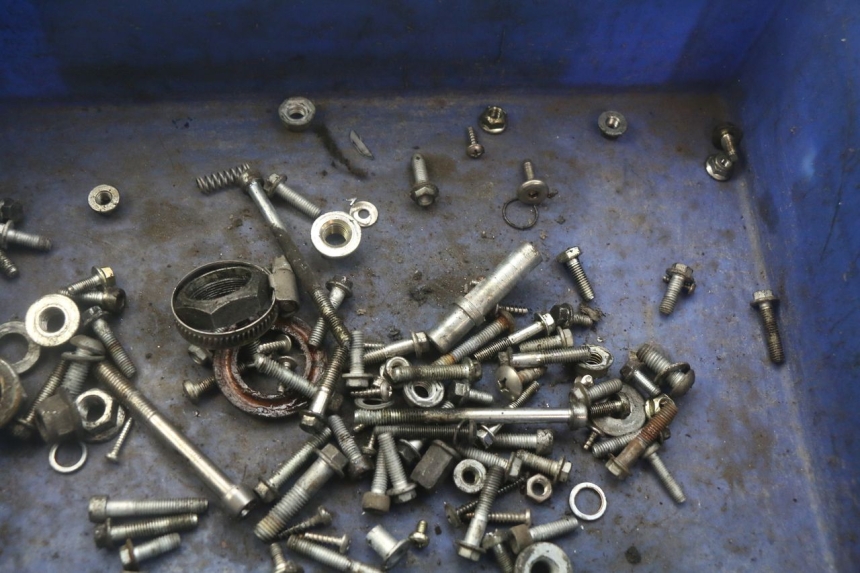 photo de SACO DE PARAFUSOS E FERRAGENS APRILIA SCARABEO 100 (2003 - 2012) - Detalhe da peça