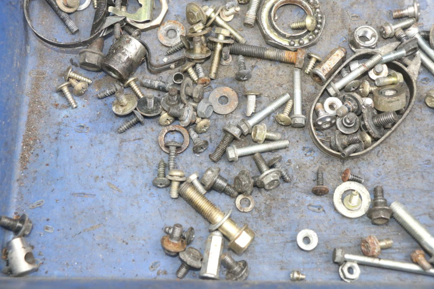 photo de SACO DE PARAFUSOS E FERRAGENS HONDA SCV LEAD 100 (2003 - 2007) - Outro ângulo de visão