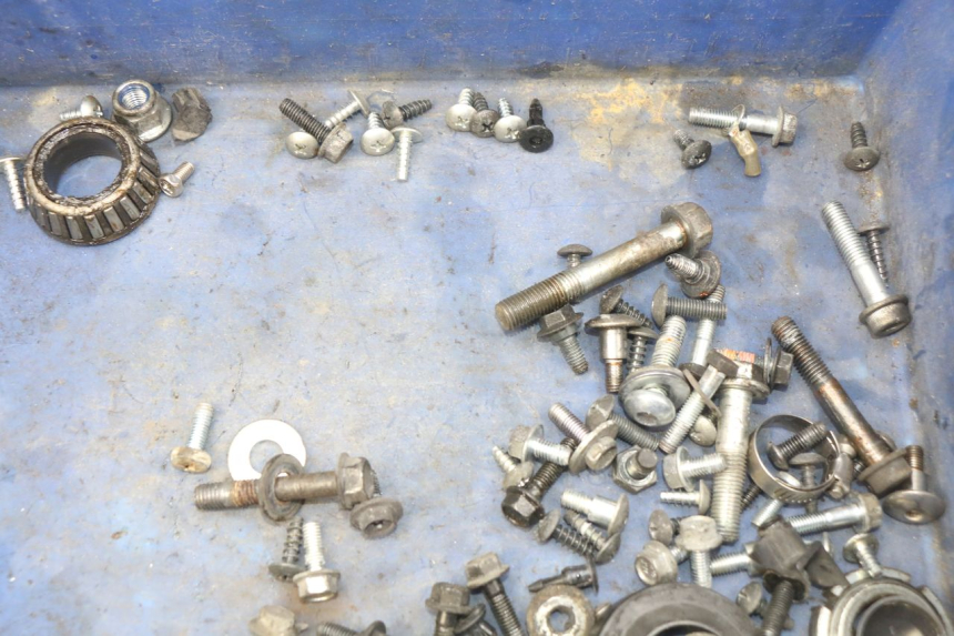photo de SACO DE PARAFUSOS E FIXADORES SUZUKI SIXTEEN 125 (2008 - 2010) - Outro ângulo de visão