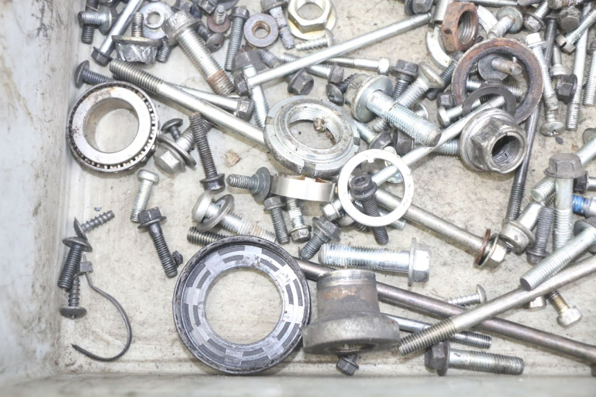 photo de SACO DE PARAFUSOS E FIXADORES SUZUKI SIXTEEN 125 (2008 - 2010) - Detalhe da peça
