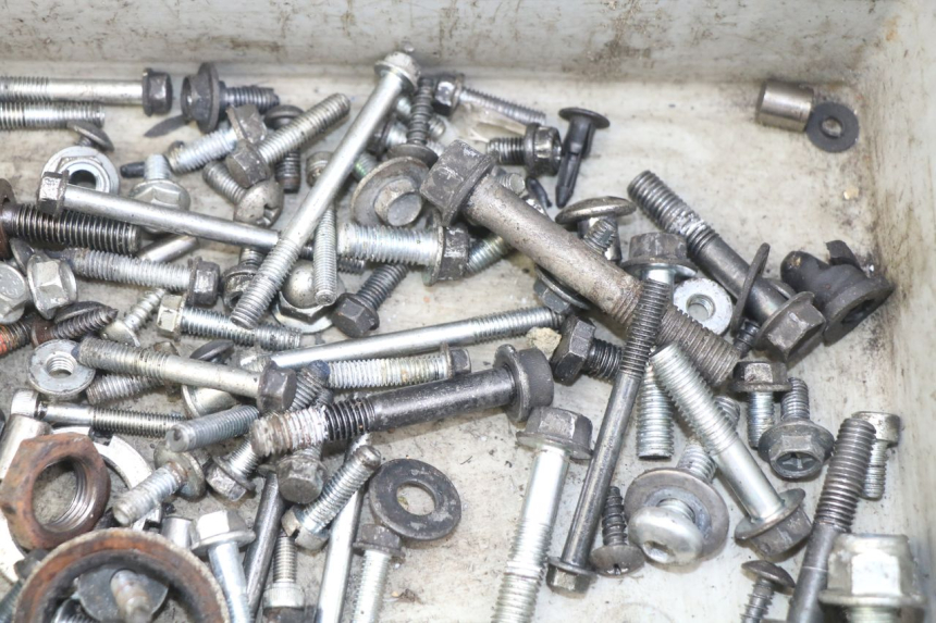 photo de SACO DE PARAFUSOS E FIXADORES SUZUKI SIXTEEN 125 (2008 - 2010) - Outro ângulo de visão