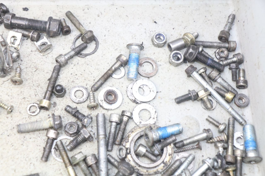 photo de SACO DE PARAFUSOS E FERRAGENS YAMAHA SLIDER NAKED 50 (2004 - 2018) - Outro ângulo de visão