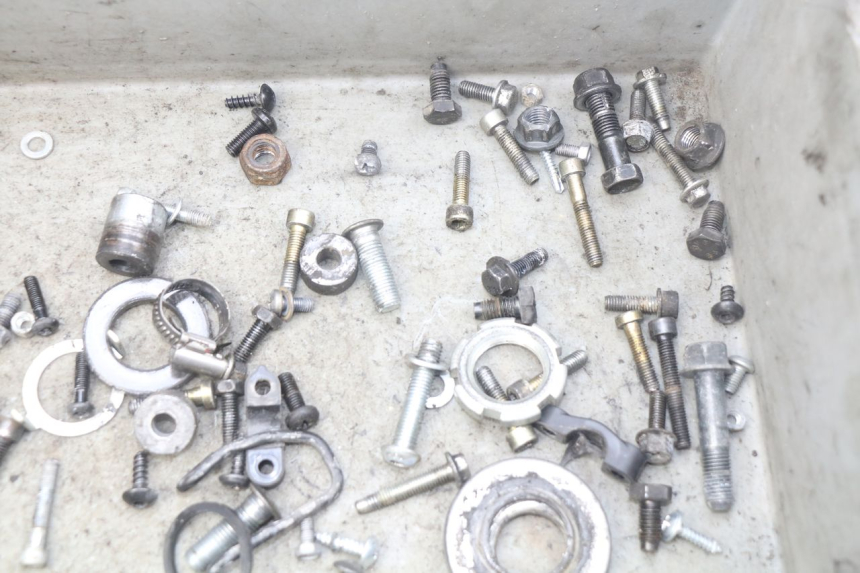 photo de SACO DE PARAFUSOS E FERRAGENS YAMAHA SLIDER NAKED 50 (2004 - 2018) - Outro ângulo de visão