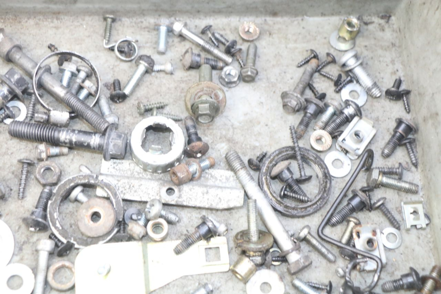 photo de SACO DE PARAFUSOS E FERRAGENS APRILIA SR 2T 50 (2012 - 2017) - Outro ângulo de visão