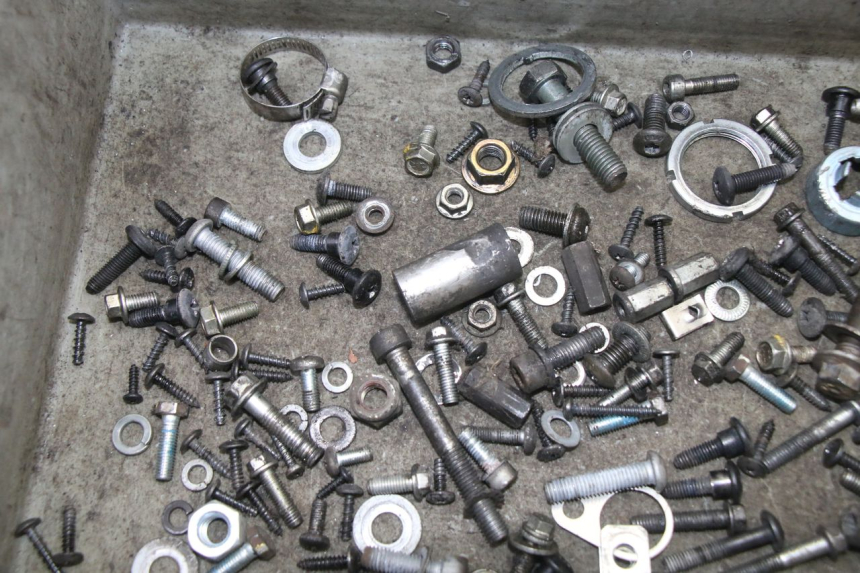 photo de SACO DE PARAFUSOS E FERRAGENS APRILIA SR 2T 50 (2018 - 2022) - Detalhe da peça