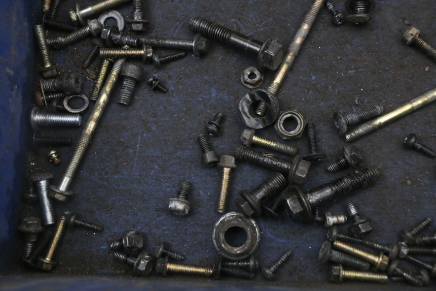 photo de SACO DE PARAFUSOS E FERRAGENS PEUGEOT STREETZONE 2T 50 (2014 - 2019) - Outro ângulo de visão