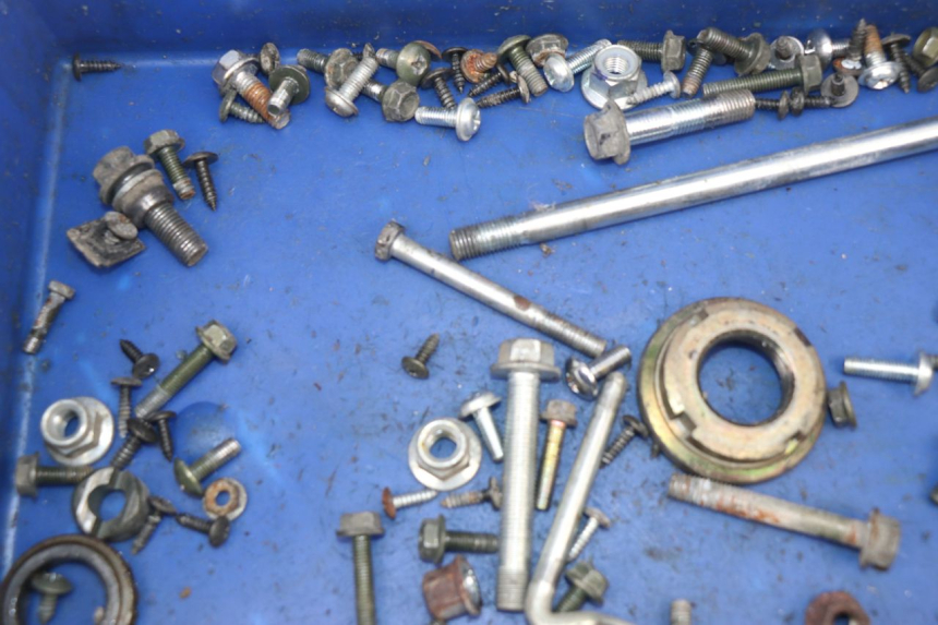 photo de SACO DE PARAFUSOS E FIXADORES PEUGEOT SUM UP 125 (2008 - 2013) - Outro ângulo de visão