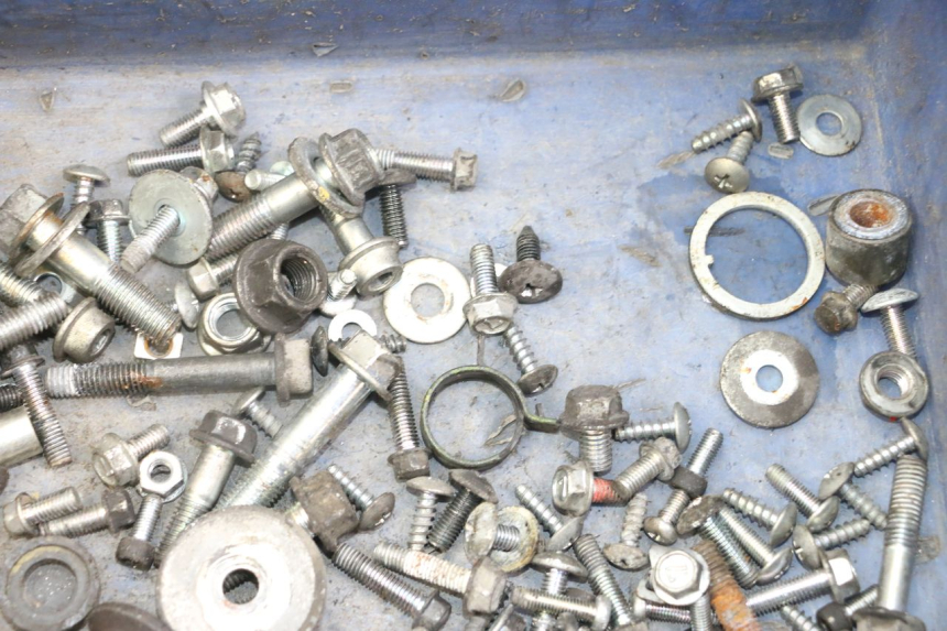 photo de SACO DE PARAFUSOS E FERRAGENS SUZUKI BURGMAN 125 (2018 - 2021) - Outro ângulo de visão