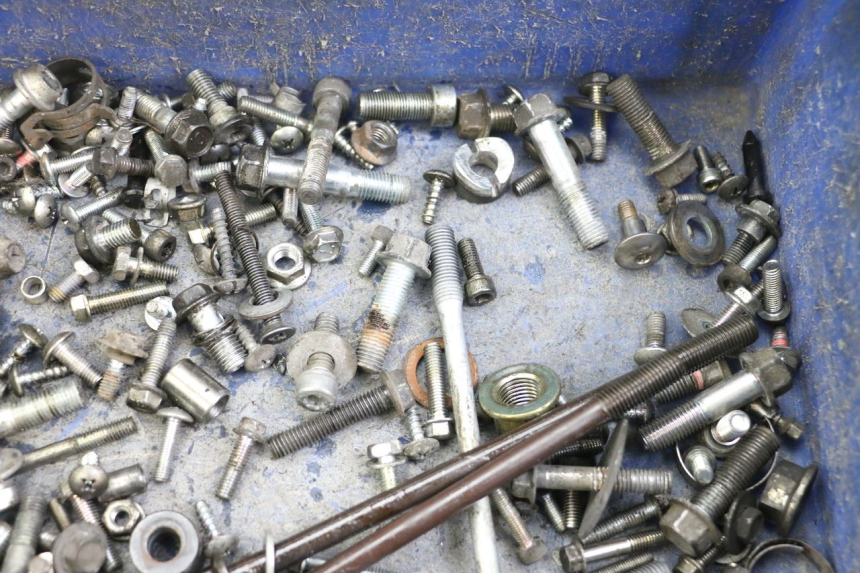photo de SACO DE PARAFUSOS E FERRAGENS SUZUKI BURGMAN 125 (2015 - 2017) - Outro ângulo de visão