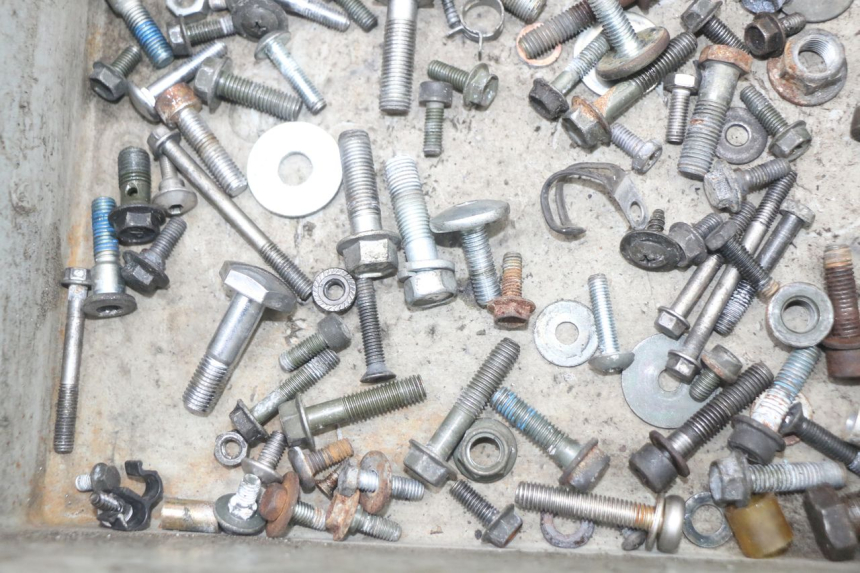 photo de SACO DE PARAFUSOS E FERRAGENS SUZUKI GS F 500 (2004 - 2007) - Outro ângulo de visão