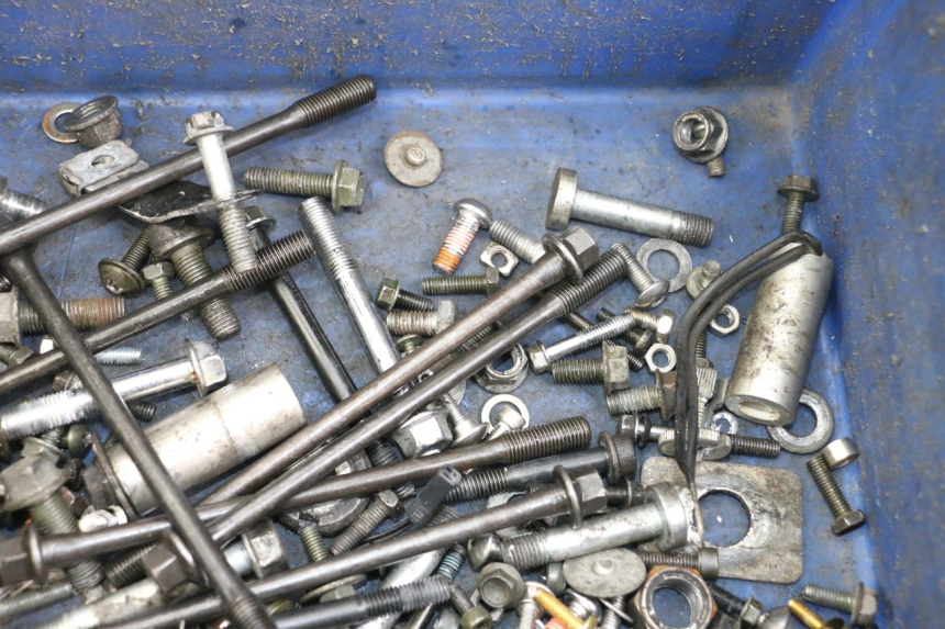 photo de SACO DE PARAFUSOS E FERRAGENS SUZUKI SV S 650 (1999 - 2002) - Outro ângulo de visão