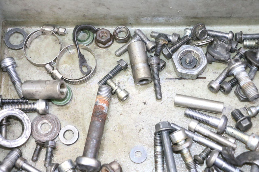 photo de SACO DE PARAFUSOS E FIXADORES YAMAHA TDM ABS 900 (2002 - 2014) - Zoom do estado de desgaste