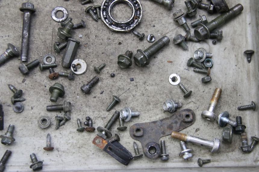 photo de SACO DE PARAFUSOS E FIXADORES PEUGEOT TWEET 4T 50 (2010 - 2014) - Zoom do estado de desgaste