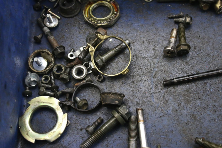 photo de SACO DE PARAFUSOS E FIXADORES PEUGEOT TWEET 4T 50 (2010 - 2014) - Zoom do estado de desgaste