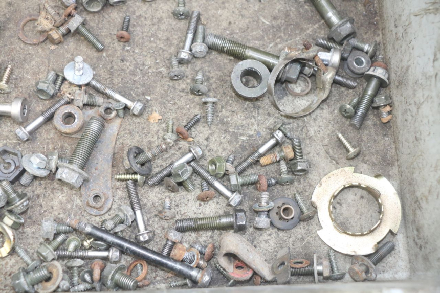 photo de SACO DE PARAFUSOS E FIXADORES PEUGEOT TWEET 4T 50 (2010 - 2014) - Zoom do estado de desgaste