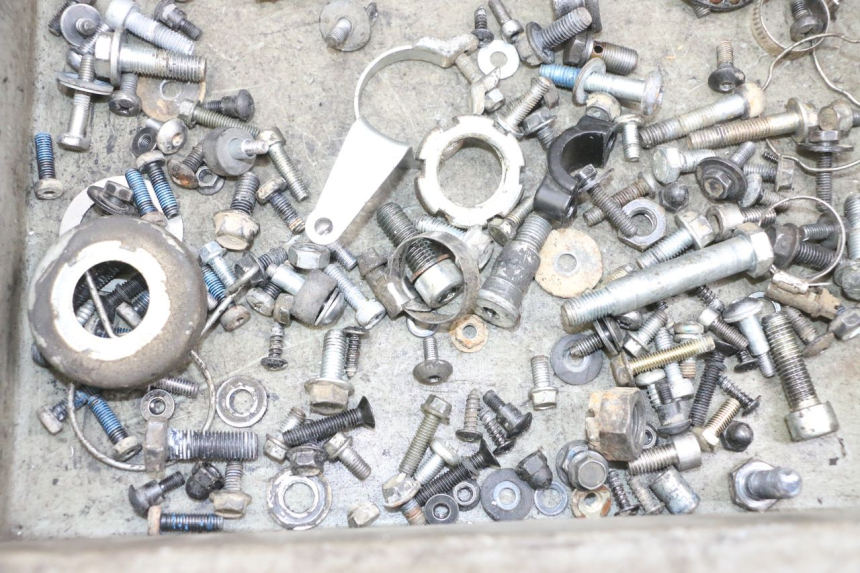 photo de SACO DE PARAFUSOS E FIXADORES YAMAHA TZR 50 (2008 - 2016) - Outro ângulo de visão