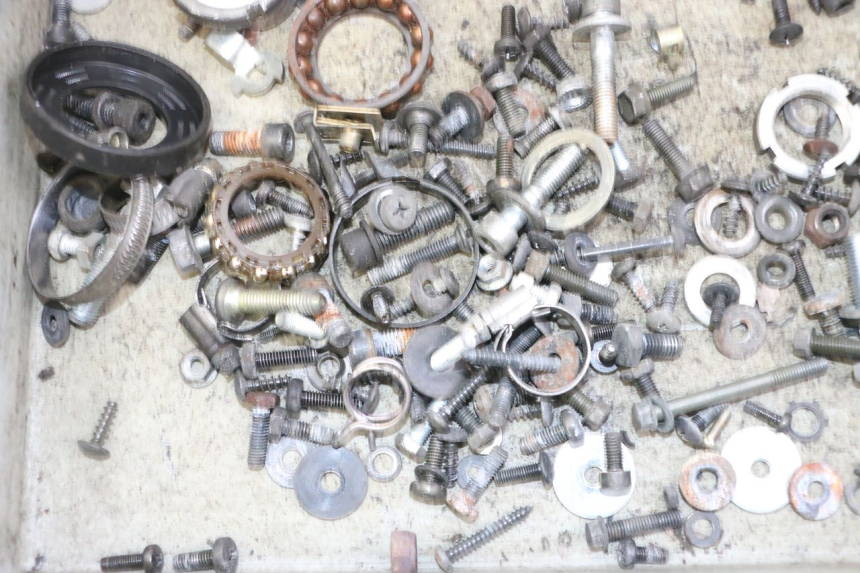 photo de SACO DE PARAFUSOS E FERRAGENS SUZUKI UH BURGMAN 125 (2002 - 2006) - Zoom do estado de desgaste