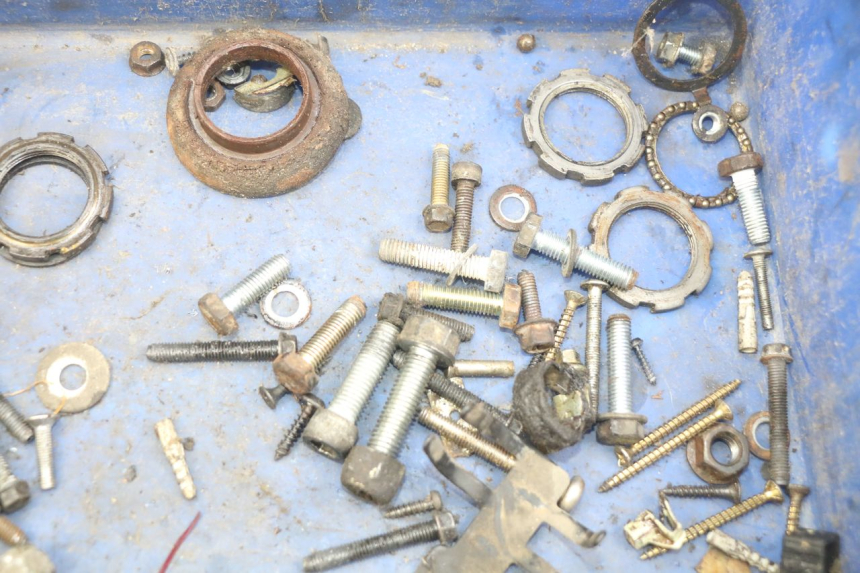 photo de SACO DE PARAFUSOS E FIXADORES PEUGEOT VIVACITY 50 (1998 - 2003) - Outro ângulo de visão