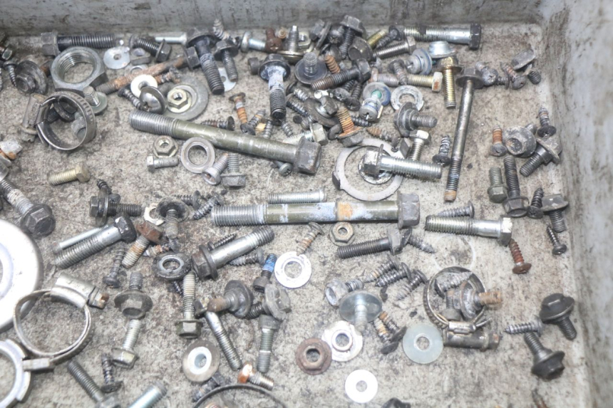 photo de SACO DE PARAFUSOS E FERRAGENS YAMAHA XMAX X-MAX 125 (2006 - 2009) - Zoom do estado de desgaste