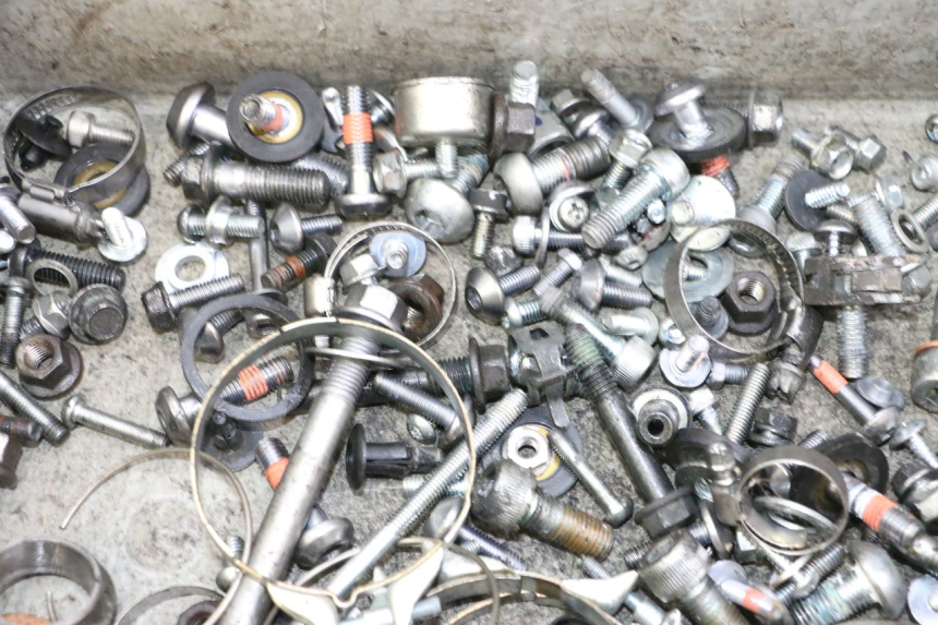 photo de SACO DE PARAFUSOS E FERRAGENS YAMAHA XJ6 ABS 600 (2008 - 2016) - Zoom do estado de desgaste