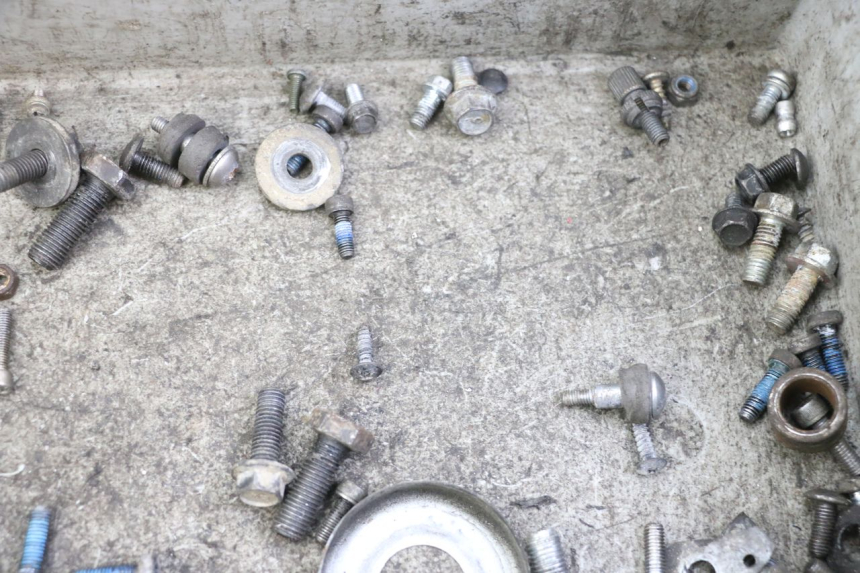 photo de SACO DE PARAFUSOS E FIXADORES YAMAHA TZR 50 (2008 - 2016) - Outro ângulo de visão