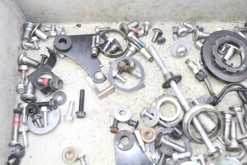 photo de SACO DE PARAFUSOS E FERRAGENS KAWASAKI Z 650 (2016 - 2019) - Outro ângulo de visão