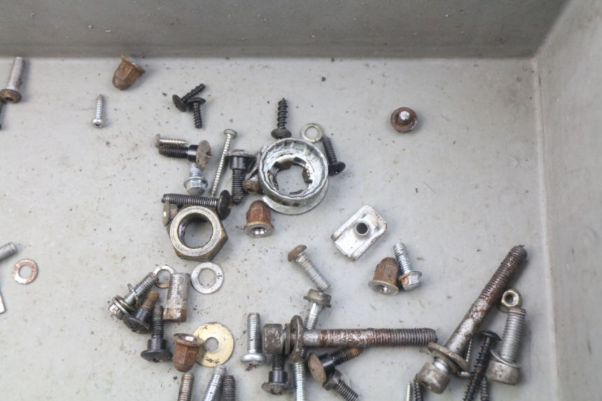 photo de SACO DE PARAFUSOS E FIXADORES PIAGGIO ZIP 4T 50 (2006 - 2017) - Outro ângulo de visão