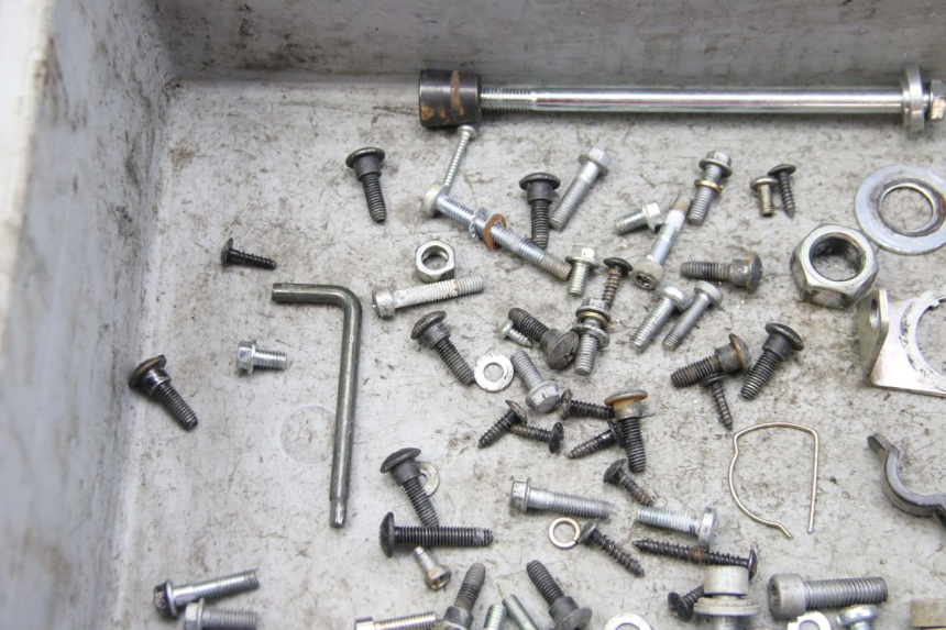 photo de SACO DE PARAFUSOS E FIXADORES PIAGGIO ZIP 4T 50 (2018 - 2020) - Outro ângulo de visão