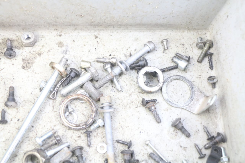 photo de SACO DE PARAFUSOS E FIXADORES PIAGGIO ZIP 4T 50 (2018 - 2020) - Outro ângulo de visão