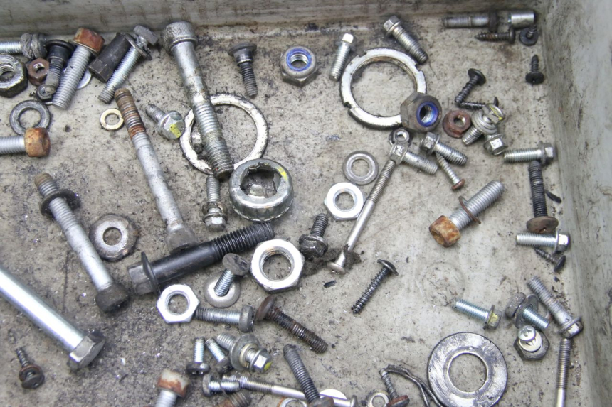 photo de SACO DE PARAFUSOS E FIXADORES PIAGGIO ZIP 4T 50 (2018 - 2020) - Outro ângulo de visão