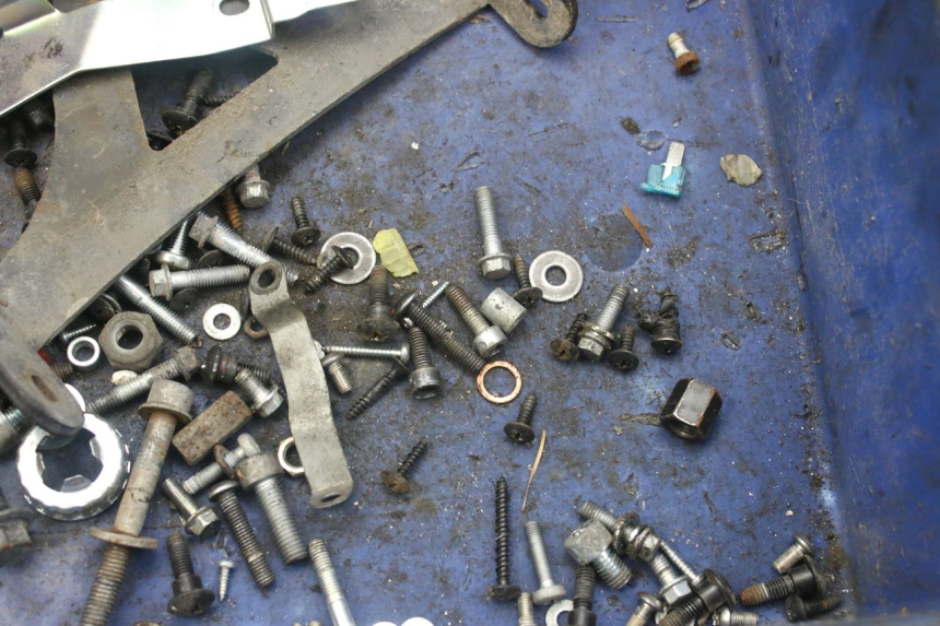 photo de SACO DE PARAFUSOS E FIXADORES PIAGGIO ZIP 4T 50 (2018 - 2020) - Detalhe da peça