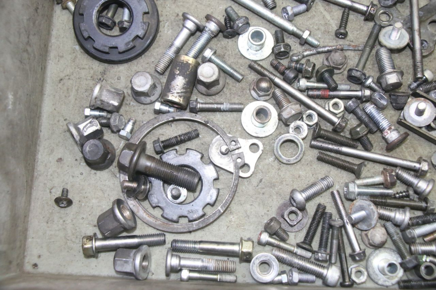 photo de SACO DE PARAFUSOS E FERRAGENS KAWASAKI ZR 7 750 (1999 - 2004) - Outro ângulo de visão