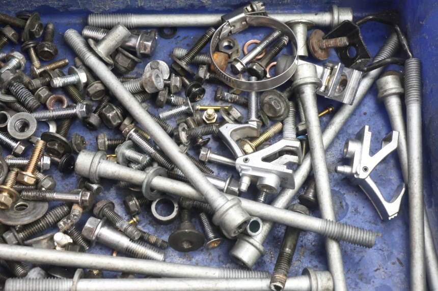 photo de SACO DE PARAFUSOS E FERRAGENS KAWASAKI ZZR 600 (1995 - 2004) - Zoom do estado de desgaste