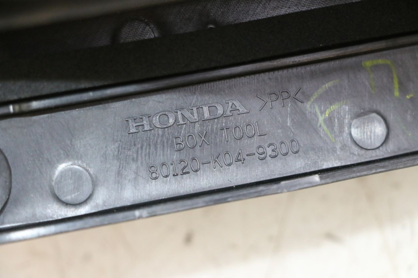 photo de ALÇA PARA KIT DE FERRAMENTAS HONDA FORZA ABS 300 (2013 - 2017) - Detalhe da peça