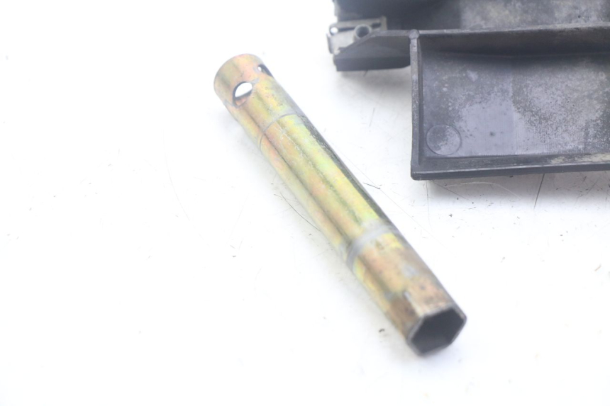 photo de ALÇA PARA KIT DE FERRAMENTAS APRILIA SCARABEO 100 (2003 - 2012) - Detalhe da peça
