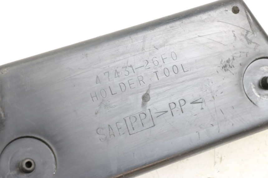 photo de ALÇA PARA KIT DE FERRAMENTAS SUZUKI VL INTRUDER 125 (2004 - 2007) - Detalhe da peça