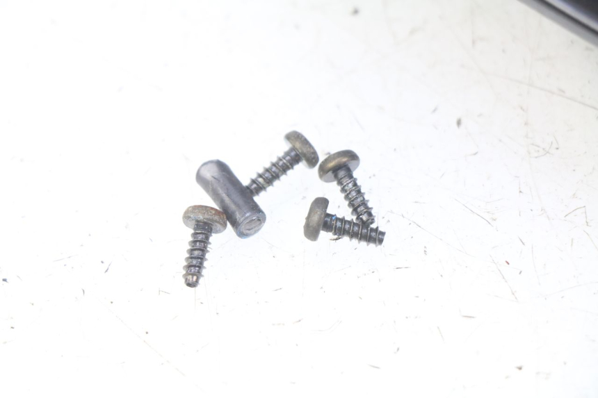photo de PARABRISAS PEUGEOT KISBEE 4T 50 (2010 - 2017) - Pontos de fixação