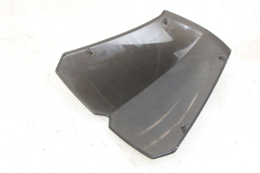 photo de PARABRISAS PEUGEOT KISBEE 4T 50 (2010 - 2017) - Zoom do estado de desgaste