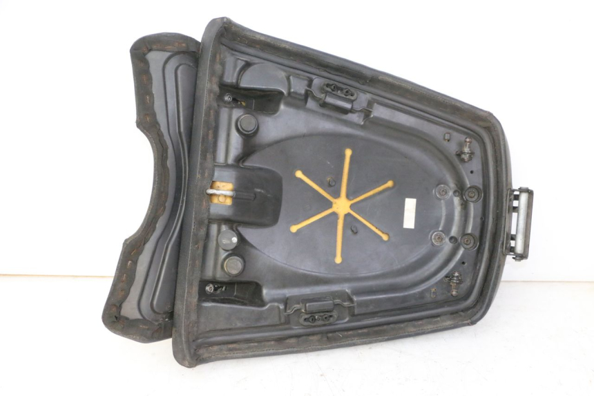 photo de BANCO TRASEIRO QUADRO 4 4D 350 (2015 - 2018) - Pontos de fixação
