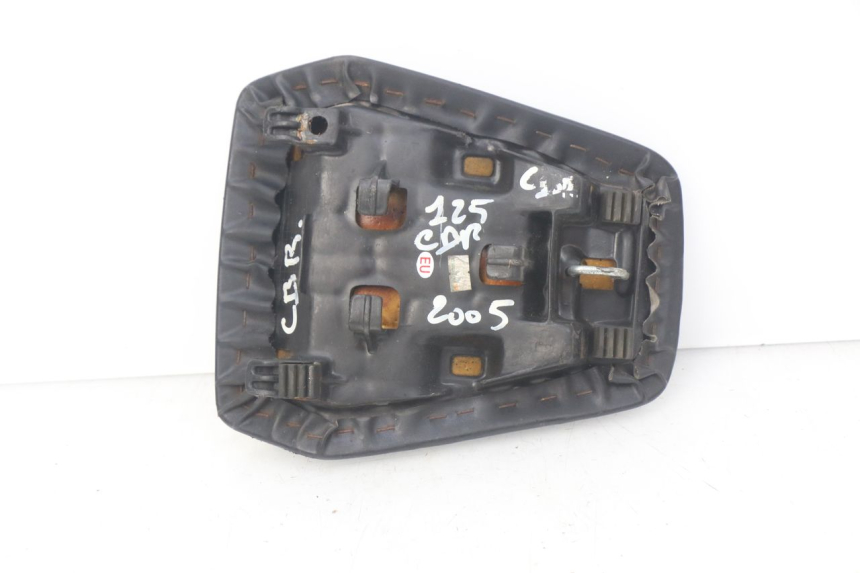 photo de BANCO TRASEIRO HONDA CBR R 125 (2003 - 2006) - Zoom do estado de desgaste