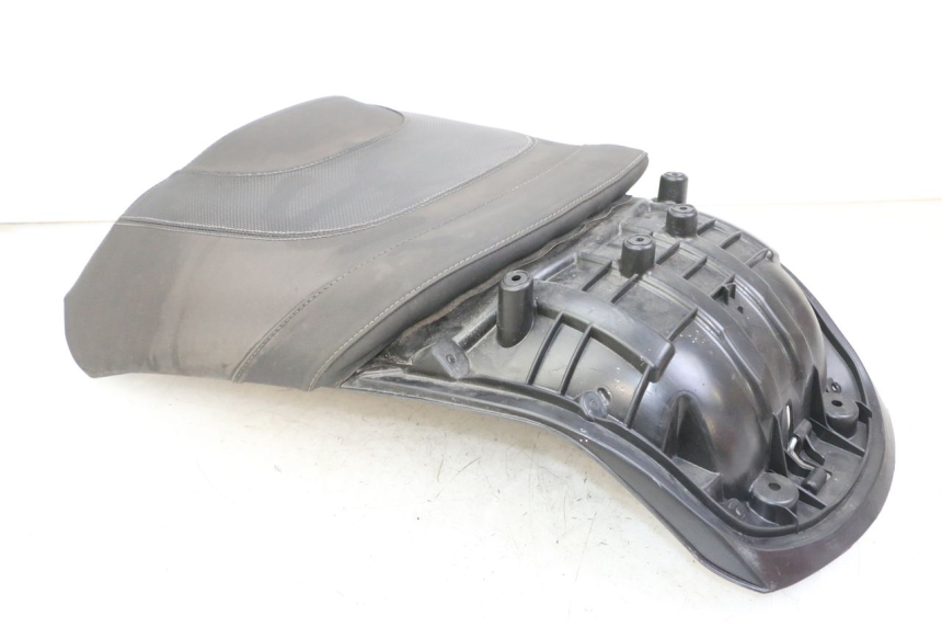 photo de BANCO TRASEIRO PEUGEOT SATELIS 125 (2013 - 2018) - Detalhes característicos