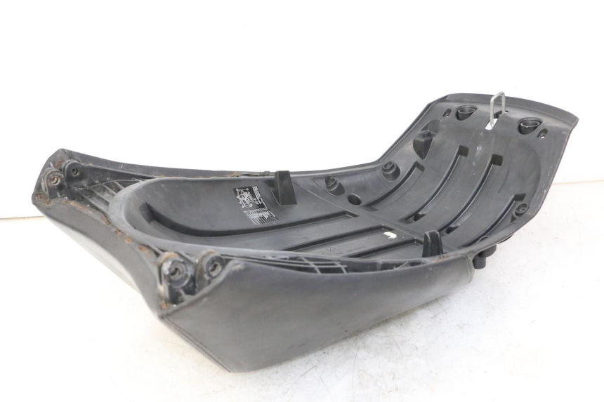 photo de BANCO TRASEIRO PEUGEOT SATELIS COMPRESSOR K15 125 (2006 - 2009) - Detalhe da peça