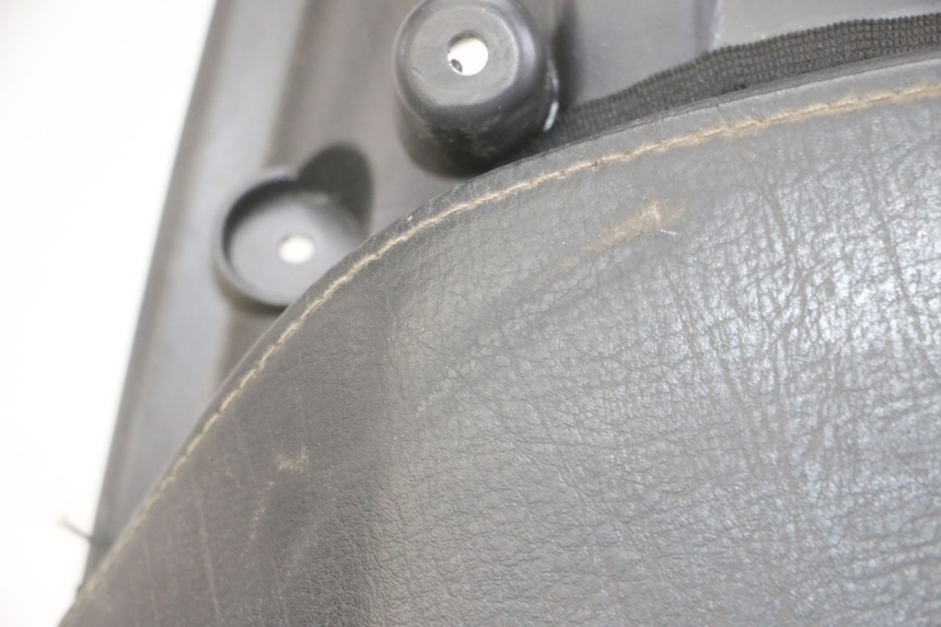 photo de BANCO TRASEIRO PEUGEOT SATELIS COMPRESSOR K15 125 (2006 - 2009) - Zoom do estado de desgaste