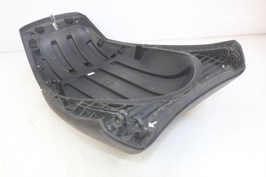 photo de BANCO TRASEIRO PEUGEOT SATELIS 125 (2010 - 2012) - Detalhe da peça
