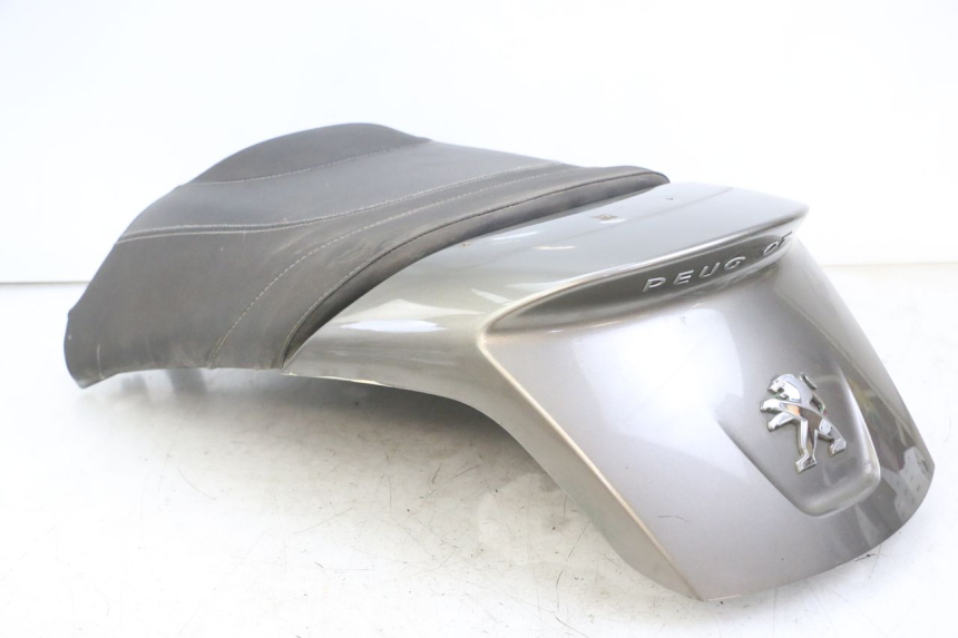 photo de BANCO TRASEIRO PEUGEOT SATELIS 125 (2013 - 2018) - Detalhes característicos