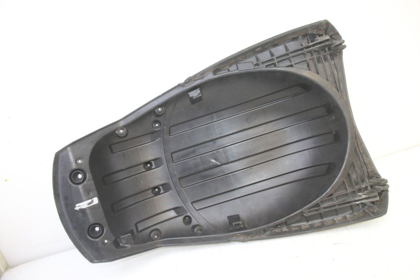 photo de BANCO TRASEIRO PEUGEOT SATELIS 250 (2006 - 2012) - Pontos de fixação